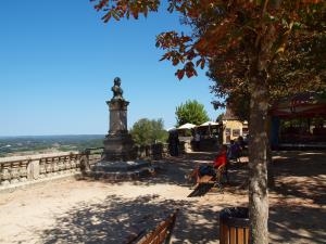 Domme domine la Dordogne
