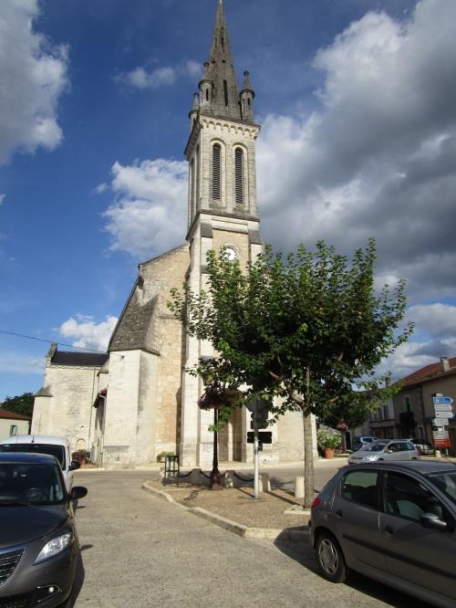 La place centrale avec l'église à Neuvic